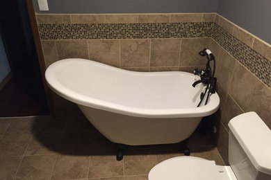 Diseño de cuarto de baño vintage de tamaño medio con bañera exenta, ducha empotrada, sanitario de dos piezas, baldosas y/o azulejos marrones, baldosas y/o azulejos de porcelana y ducha abierta