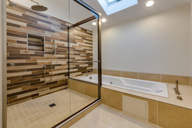 Diseño de cuarto de baño actual extra grande con baldosas y/o azulejos marrones y paredes blancas