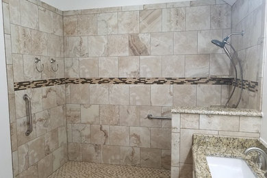 Idéer för att renovera ett mellanstort vintage en-suite badrum, med luckor med upphöjd panel, vita skåp, en kantlös dusch, brun kakel, keramikplattor, vita väggar, klinkergolv i keramik, ett undermonterad handfat, granitbänkskiva, brunt golv och med dusch som är öppen