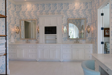Large elegant bathroom photo in Jacksonville