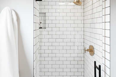 シアトルにある中くらいなモダンスタイルのおしゃれなバスルーム (浴槽なし) (アルコーブ型シャワー、分離型トイレ、白いタイル、サブウェイタイル、グレーの壁、セメントタイルの床、ペデスタルシンク、マルチカラーの床、開き戸のシャワー) の写真