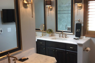 コロンバスにある中くらいなトラディショナルスタイルのおしゃれなマスターバスルーム (置き型浴槽、グレーの壁、オーバーカウンターシンク、大理石の洗面台) の写真