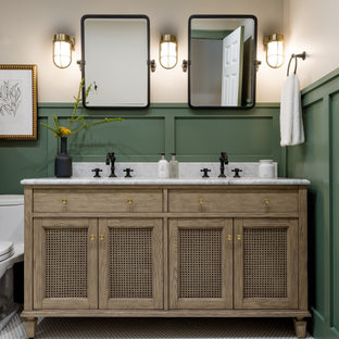 Foto di una stanza da bagno tradizionale con ante con riquadro incassato, ante in legno scuro, pareti verdi, pavimento con piastrelle a mosaico, lavabo sottopiano, pavimento bianco, top grigio, due lavabi, mobile bagno freestanding e boiserie