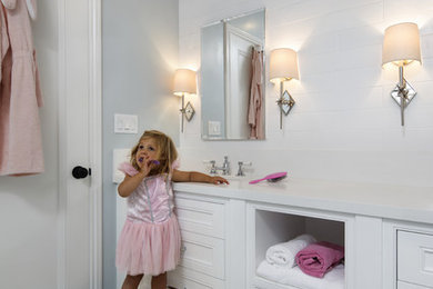 Ejemplo de cuarto de baño infantil clásico renovado con armarios estilo shaker, baldosas y/o azulejos de cemento, suelo de baldosas de cerámica y lavabo bajoencimera