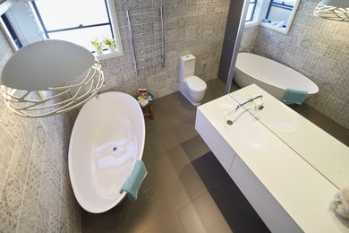 Modelo de cuarto de baño principal minimalista de tamaño medio con armarios tipo mueble, puertas de armario blancas, bañera exenta, ducha abierta y encimera de acrílico