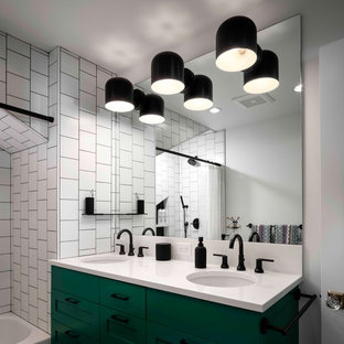 Immagine di una grande stanza da bagno per bambini classica con ante con riquadro incassato, ante verdi, vasca ad alcova, vasca/doccia, WC monopezzo, piastrelle bianche, piastrelle in ceramica, pareti bianche, pavimento con piastrelle a mosaico, lavabo sottopiano, top in quarzite, pavimento nero, doccia con tenda e top bianco