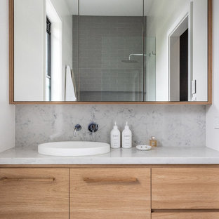 Inspiration för moderna flerfärgat en-suite badrum, med skåp i ljust trä, grå kakel, vita väggar, ett nedsänkt handfat, flerfärgat golv, möbel-liknande, en öppen dusch, tunnelbanekakel, klinkergolv i keramik, marmorbänkskiva och med dusch som är öppen