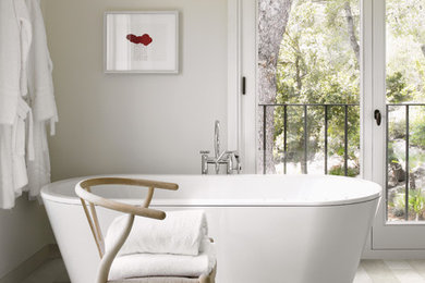Modelo de cuarto de baño principal contemporáneo de tamaño medio con bañera exenta, baldosas y/o azulejos blancos, baldosas y/o azulejos de porcelana, paredes blancas y suelo de baldosas de porcelana
