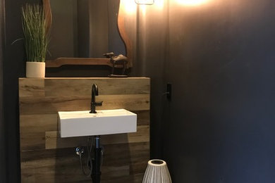 Ispirazione per una stanza da bagno con doccia chic di medie dimensioni con ante con finitura invecchiata, pareti nere, pavimento in cementine, lavabo sospeso e pavimento nero