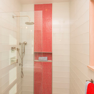 Idéer för ett litet modernt en-suite badrum, med släta luckor, röda skåp, en vägghängd toalettstol, vit kakel, glaskakel, vita väggar, betonggolv, ett nedsänkt handfat, bänkskiva i akrylsten, grått golv, med dusch som är öppen och en dusch i en alkov
