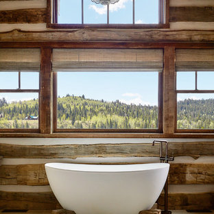 Immagine di una stanza da bagno padronale stile rurale con vasca freestanding