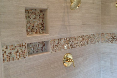 Diseño de cuarto de baño principal grande con ducha esquinera, baldosas y/o azulejos beige y baldosas y/o azulejos de cerámica