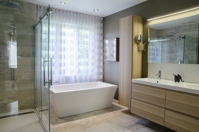 Exemple d'une grande salle de bain principale tendance en bois clair avec un placard à porte plane, une baignoire indépendante, une douche double, WC à poser, un carrelage beige, des carreaux de porcelaine, un mur beige, un sol en carrelage de porcelaine et un lavabo suspendu.