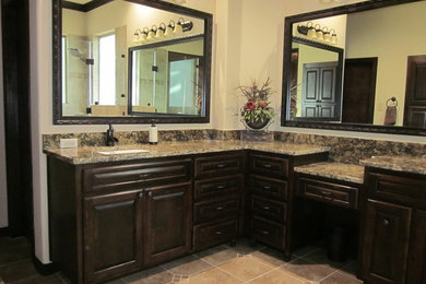 Modelo de cuarto de baño principal tradicional grande con armarios con paneles con relieve, puertas de armario de madera en tonos medios y encimera de granito