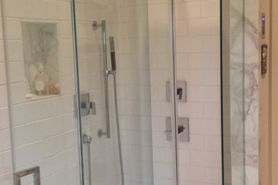 Kleines Modernes Duschbad mit Unterbauwaschbecken, verzierten Schränken, dunklen Holzschränken, Marmor-Waschbecken/Waschtisch, Duschnische, weißen Fliesen, Metrofliesen und Marmorboden in Nashville