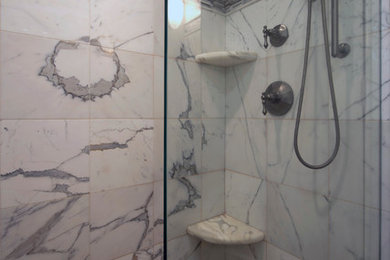 Imagen de cuarto de baño tradicional renovado de tamaño medio con ducha empotrada, baldosas y/o azulejos grises, baldosas y/o azulejos de piedra y suelo de baldosas de cerámica