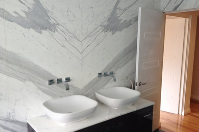シドニーにあるモダンスタイルのおしゃれな浴室 (大理石の床、大理石の洗面台) の写真