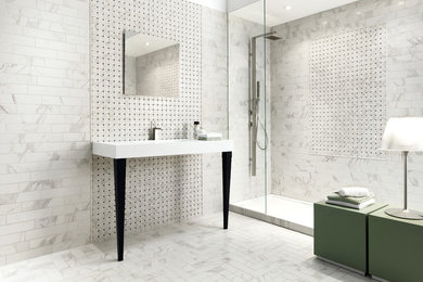 ニューヨークにある広いモダンスタイルのおしゃれなバスルーム (浴槽なし) (グレーのタイル、白いタイル、サブウェイタイル、グレーの壁、大理石の床、一体型シンク、珪岩の洗面台、白い床、アルコーブ型シャワー、オープンシャワー) の写真