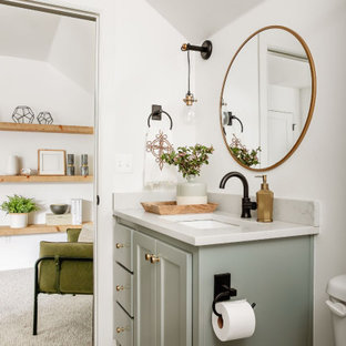 Foto di una stanza da bagno per bambini classica di medie dimensioni con ante in stile shaker, ante verdi, vasca ad alcova, doccia alcova, WC monopezzo, piastrelle bianche, piastrelle diamantate, pareti bianche, pavimento in gres porcellanato, lavabo sottopiano, top in quarzo composito, pavimento nero, porta doccia a battente, top bianco, un lavabo e mobile bagno incassato