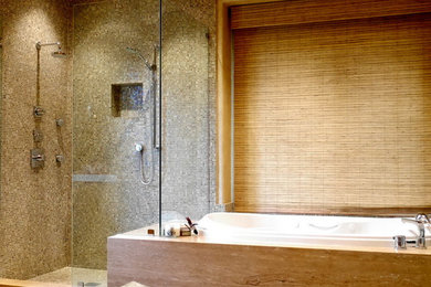 Foto de cuarto de baño principal actual con lavabo encastrado, armarios con paneles lisos, puertas de armario de madera clara, bañera encastrada, ducha esquinera, baldosas y/o azulejos marrones y baldosas y/o azulejos en mosaico