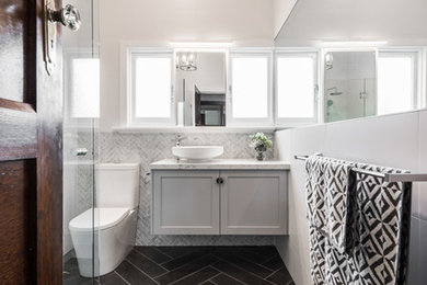 Modelo de cuarto de baño moderno con armarios estilo shaker, baldosas y/o azulejos blancos y baldosas y/o azulejos de mármol