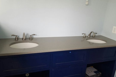 Diseño de cuarto de baño tradicional renovado pequeño con armarios estilo shaker, puertas de armario azules, paredes grises, aseo y ducha, lavabo bajoencimera y encimera de cuarzo compacto