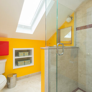 Kleines Modernes Duschbad mit Eckdusche, Wandtoilette mit Spülkasten, beigefarbenen Fliesen, Keramikfliesen, gelber Wandfarbe, Keramikboden und Waschtischkonsole in Boston