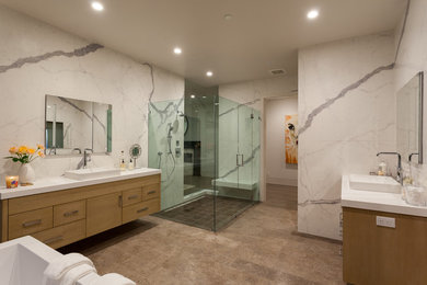 Modernes Badezimmer En Suite mit flächenbündigen Schrankfronten, hellbraunen Holzschränken, Eckdusche, bunten Wänden, Einbauwaschbecken und Falttür-Duschabtrennung in Orange County