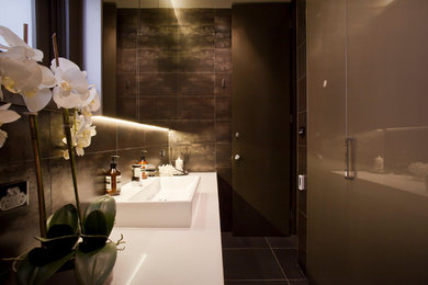 Foto de cuarto de baño principal minimalista grande con encimera de cuarzo compacto, baldosas y/o azulejos de porcelana y suelo de baldosas de porcelana