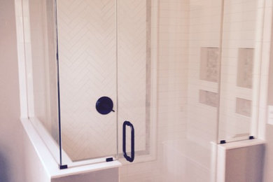 ニューヨークにあるお手頃価格の中くらいなコンテンポラリースタイルのおしゃれなバスルーム (浴槽なし) (コーナー設置型シャワー、ベージュのタイル、磁器タイル、ベージュの壁、セラミックタイルの床) の写真