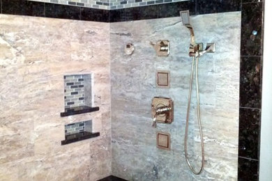 Идея дизайна: большая ванная комната в средиземноморском стиле с разноцветной плиткой, каменной плиткой, синими стенами и полом из травертина
