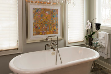 Exempel på ett mellanstort klassiskt en-suite badrum, med ett fristående badkar, grå väggar, travertin golv och brunt golv