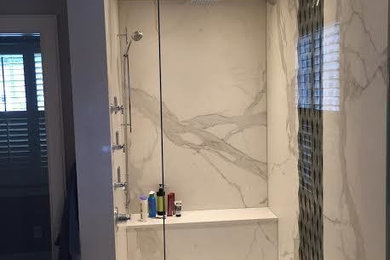Modelo de cuarto de baño principal tradicional renovado de tamaño medio con ducha empotrada, baldosas y/o azulejos grises, baldosas y/o azulejos blancos, losas de piedra, paredes beige y suelo de mármol