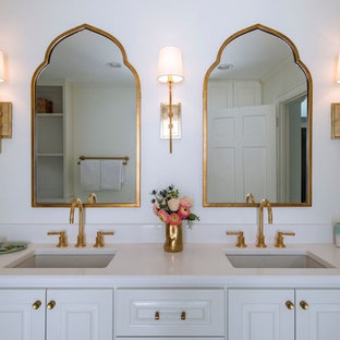 Diseño de cuarto de baño principal, ecléctico, con paredes blancas, armarios con paneles con relieve, puertas de armario blancas, bañera exenta, ducha empotrada, sanitario de una pieza, suelo de azulejos de cemento, lavabo bajoencimera, encimera de cuarcita, suelo turquesa y ducha con puerta con bisagras