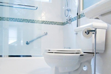 ボストンにあるビーチスタイルのおしゃれな浴室 (ペデスタルシンク、ドロップイン型浴槽、シャワー付き浴槽	、分離型トイレ、青いタイル) の写真