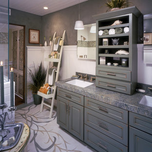Foto di una stanza da bagno padronale stile marino di medie dimensioni con ante con bugna sagomata, ante verdi, doccia ad angolo, piastrelle bianche, piastrelle diamantate, pareti grigie, lavabo sottopiano, top in granito, pavimento bianco, porta doccia a battente e top grigio