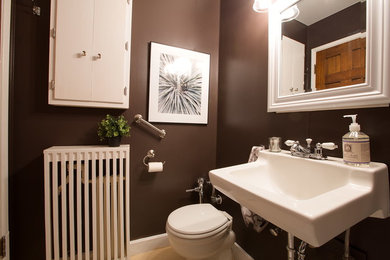 サンフランシスコにある低価格の小さなエクレクティックスタイルのおしゃれなマスターバスルーム (壁付け型シンク、白いキャビネット、アルコーブ型浴槽、シャワー付き浴槽	、壁掛け式トイレ、茶色い壁、セラミックタイルの床) の写真