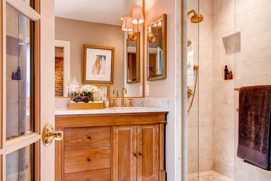 Foto de cuarto de baño clásico con puertas de armario de madera oscura, baldosas y/o azulejos blancos, paredes beige, suelo con mosaicos de baldosas y armarios estilo shaker