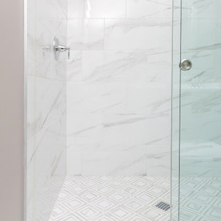 Ispirazione per una stanza da bagno per bambini stile marinaro di medie dimensioni con ante in stile shaker, ante grigie, doccia ad angolo, WC a due pezzi, piastrelle multicolore, piastrelle in gres porcellanato, pareti beige, pavimento in gres porcellanato, lavabo sottopiano, top in quarzo composito, pavimento arancione, porta doccia a battente, top bianco, panca da doccia, un lavabo e mobile bagno incassato