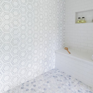 Bild på ett mellanstort vintage vit vitt en-suite badrum, med luckor med infälld panel, grå skåp, ett fristående badkar, en hörndusch, en toalettstol med hel cisternkåpa, flerfärgad kakel, marmorkakel, grå väggar, marmorgolv, ett undermonterad handfat, granitbänkskiva och dusch med gångjärnsdörr