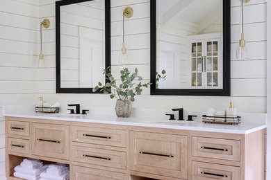 Example of a cottage bathroom design in Little Rock