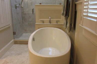 Idéer för mellanstora vintage en-suite badrum, med luckor med upphöjd panel, beige skåp, ett fristående badkar, en dusch i en alkov, en toalettstol med separat cisternkåpa, beige kakel, keramikplattor, beige väggar, klinkergolv i keramik, bänkskiva i kvarts och ett undermonterad handfat