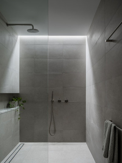 Modern Bathroom by Demardi.