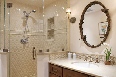 Bild på ett mellanstort vintage en-suite badrum, med luckor med upphöjd panel, skåp i mörkt trä, en hörndusch, beige kakel, vit kakel, gul kakel, beige väggar, klinkergolv i porslin, ett undermonterad handfat, porslinskakel, bänkskiva i kvarts och beiget golv
