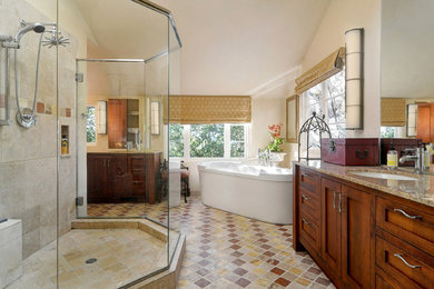 Cette photo montre une salle de bain chic avec une baignoire indépendante et un plan de toilette en granite.