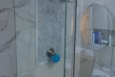 Exemple d'une salle de bain principale tendance de taille moyenne avec des carreaux de porcelaine, un sol en carrelage de porcelaine et un plan de toilette en granite.