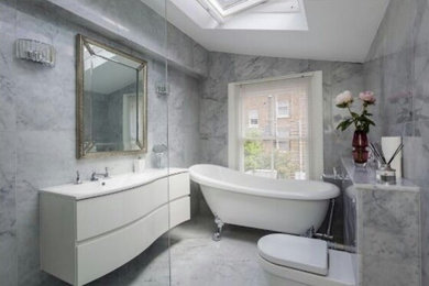 ロンドンにあるモダンスタイルのおしゃれな浴室の写真