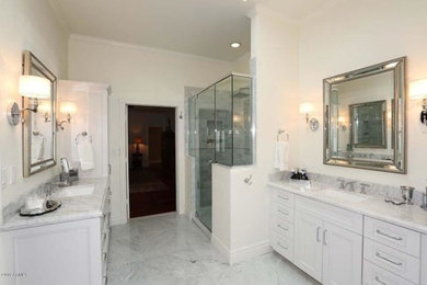 Modelo de cuarto de baño clásico con bañera exenta, baldosas y/o azulejos de piedra, paredes blancas y encimera de cuarcita