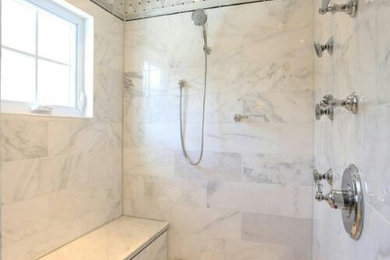 Imagen de cuarto de baño principal actual grande con ducha empotrada, baldosas y/o azulejos blancos, baldosas y/o azulejos de mármol, paredes blancas, suelo de mármol y suelo blanco