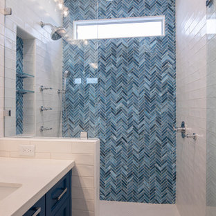 Foto på ett mellanstort funkis vit en-suite badrum, med skåp i shakerstil, blå skåp, en öppen dusch, en toalettstol med separat cisternkåpa, blå kakel, glaskakel, blå väggar, klinkergolv i porslin, ett undermonterad handfat, bänkskiva i kvarts, vitt golv och dusch med gångjärnsdörr